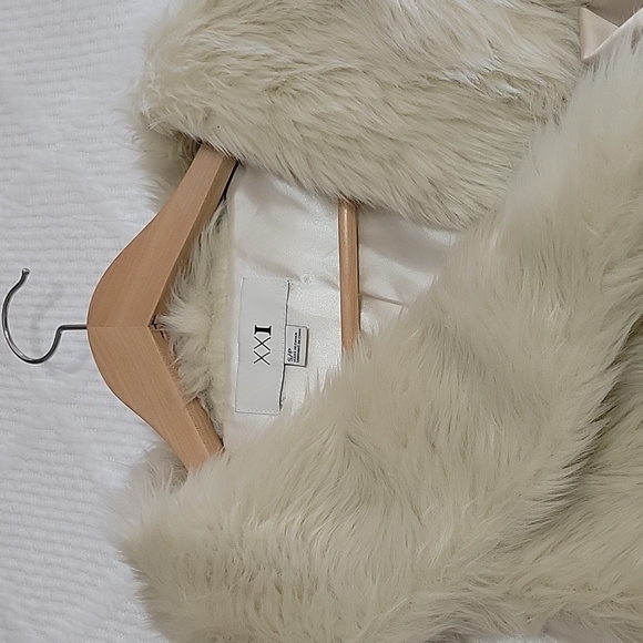 Forever21 Faux Fur Women's Vest White - Small - Picture 2 of 7